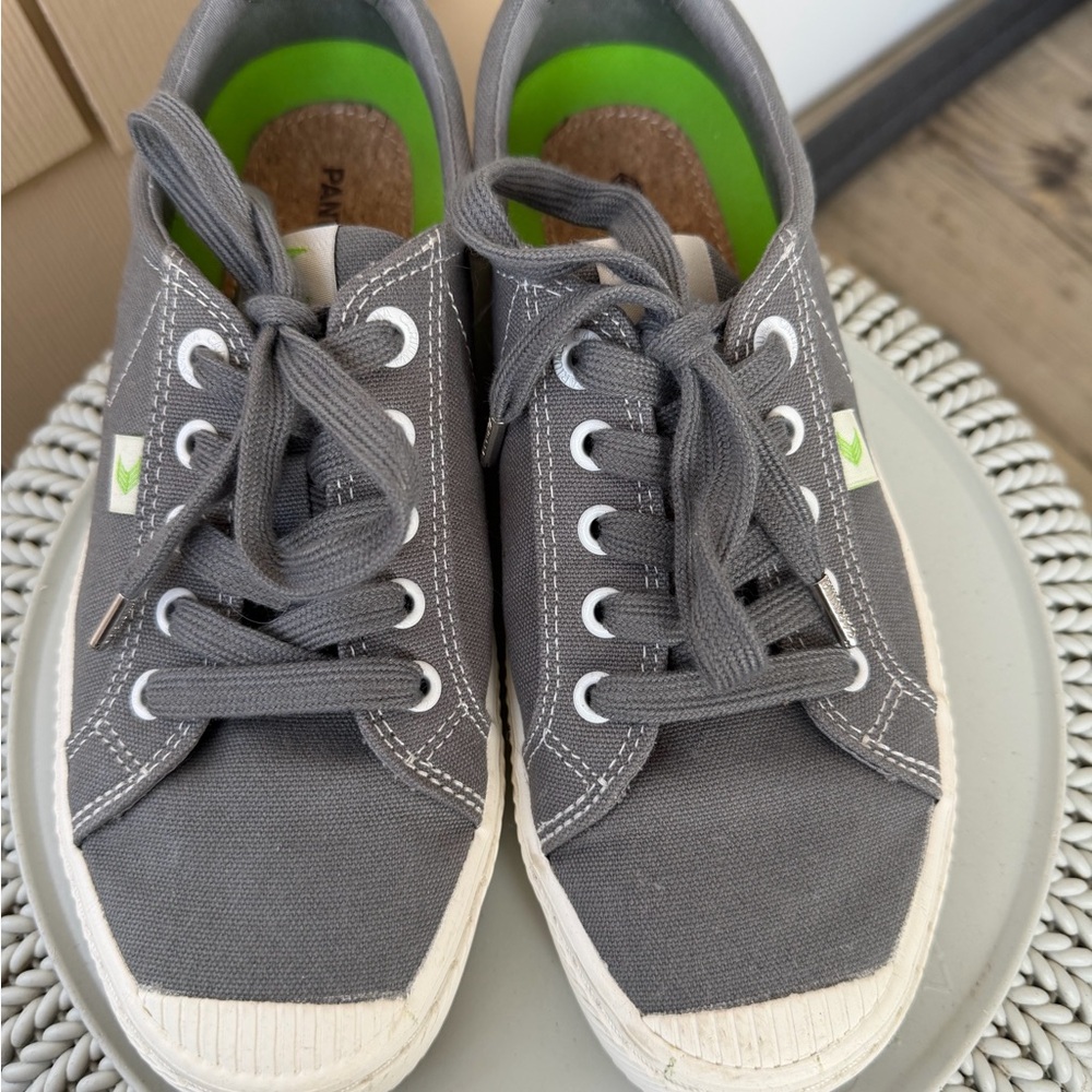 Cariuma Pantone Low sneaker in Gray womens size 8